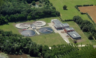Les eaux usées sont dépolluées dans les stations d'épuration avant d'être rejetées dans la nature.